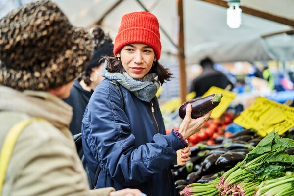 Junge Frau mit älterer Dame am Markt