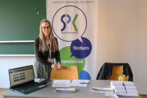 Bild von 2 Personen am Messestand