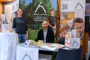 Bild von 2 Personen am Messestand