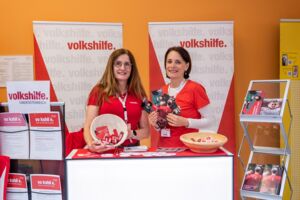 Bild von 2 Personen am Messestand