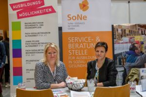 Bild von 2 Personen am Messestand