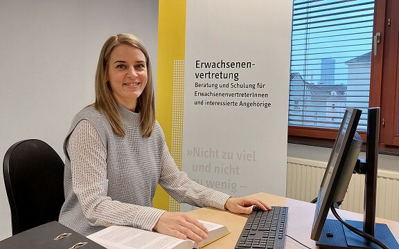 Sarah am Schreibtisch