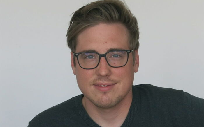 Auf dem Bild sieht man Thomas Just