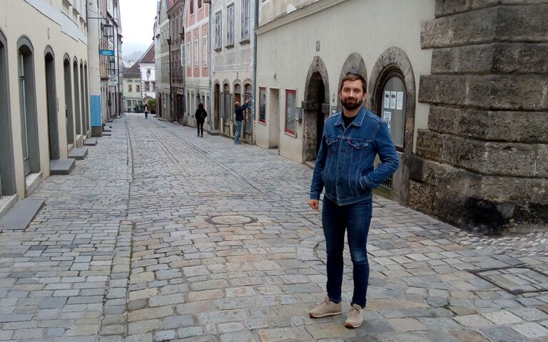 Georg Dirnberger steht auf einer Straße