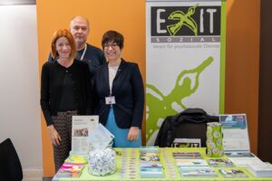 Bild von 3 Personen am Messestand
