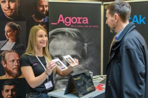 Foto von 2 Personen am Messestand