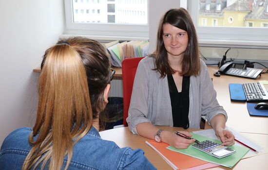 Ein Frau bei der Beratung der Schuldnerhilfe