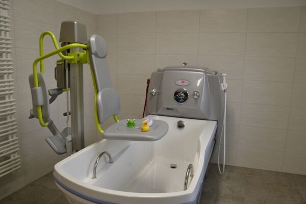 Bild von einer Pflegebadewanne