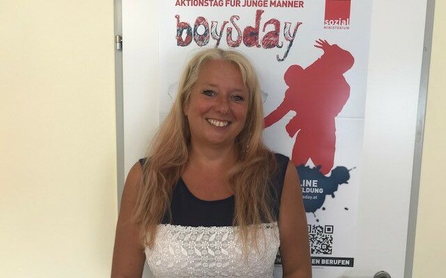Auf dem Bild sieht man Judy Salamon vor einem BoysDay Plakat