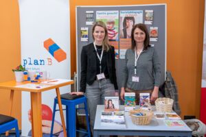 Bild von 2 Personen am Messestand