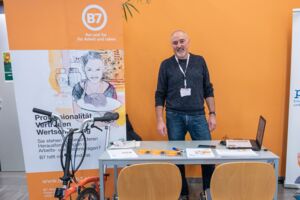 Foto von 2 Personen am Messestand
