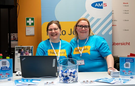 2 Beraterinnen am Messestand