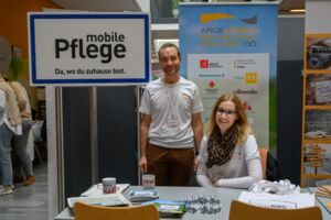 Foto von 2 Personen am Messestand