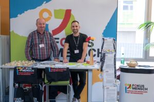 Foto von 2 Personen am Messestand