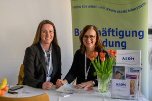Bild von 2 Personen am Messestand