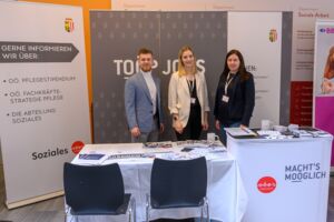 Bild von 3 Personen am Messestand