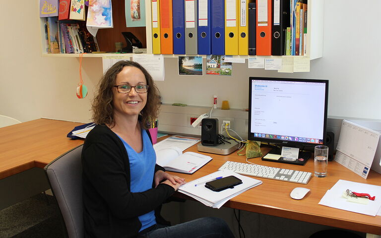 Auf dem Bild sieht man Irene Lindorfer am Schreibtisch