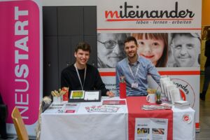 Bild von 2 Personen am Messestand