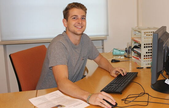 Oliver sitzt am Schreibtisch