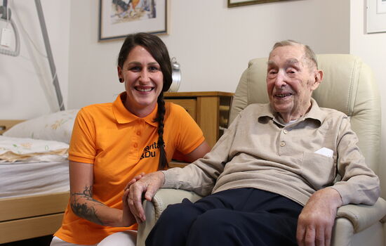 Gloria Schneider mit einem Senioren