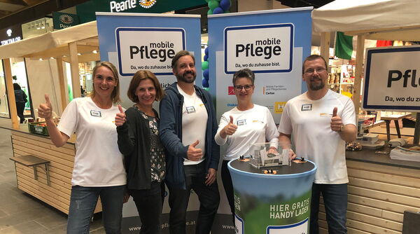 Auf dem Bild sieht man 5 Personen bei einem Infostand