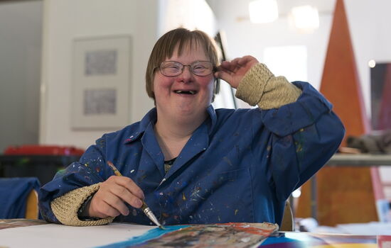 Eine junge Frau malt