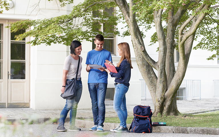 Bild von jungen Menschen im Park