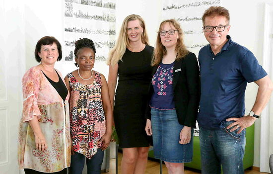 Bild mit Landesrätin Birgit Gerstorfer, Ruth Makiese Nzola, Mag.a (FH) Susanne Kunze, Mag.a Heike Wöckinger, Landesrat Rudi Anschober