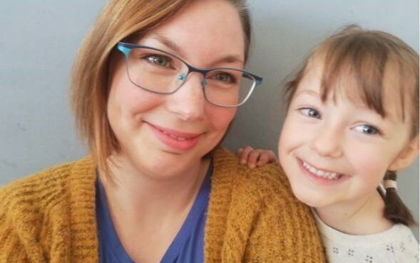 Man sieht auf diesem Bild Angelika und ein kleines Mädchen