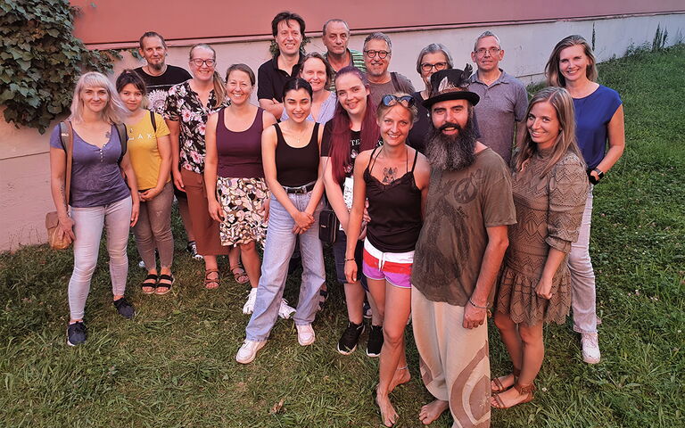 Menschen stehen im Freien