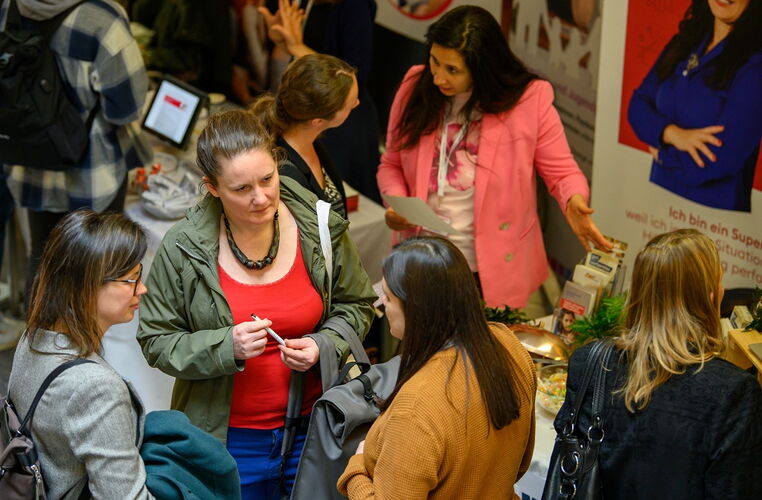 Bild Besucherinnen bei der Connect Karrieremesse Sozialwirtschaft