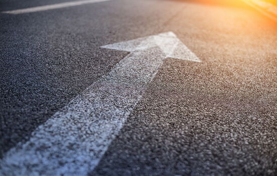 Ein Pfeil auf einer Straße