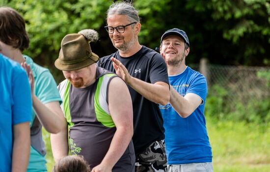 Mensch gehen hintereinander und berühren den Rücken des Vorgängers