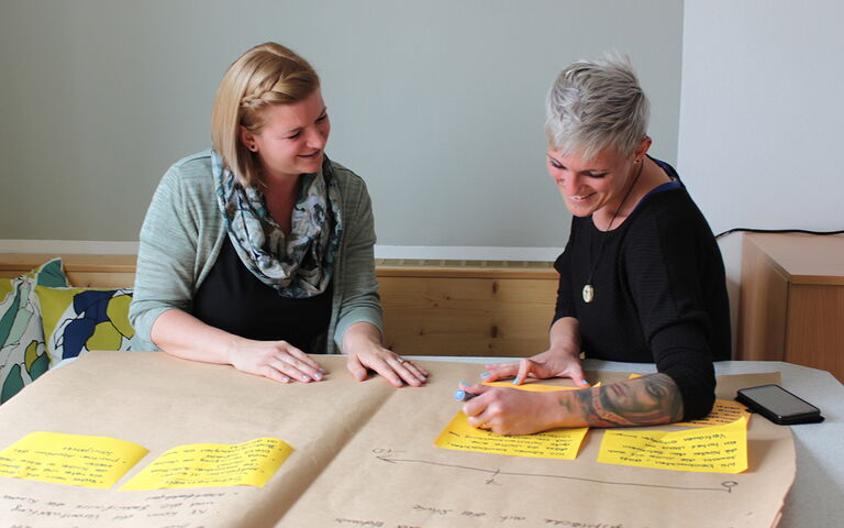 Hier bespricht sich Helena Bauer mit einer Kollegin