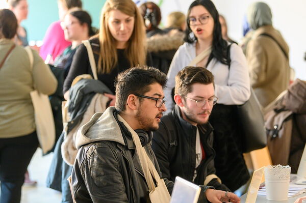 2 junge Männer beim Infogespräch
