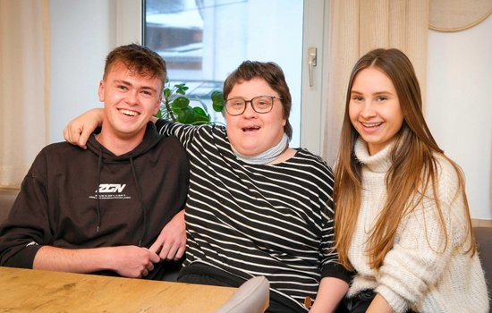 Ein Zivildiener wird von einer Frau umarmt