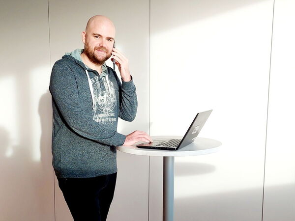 Tobias Iro steht am Schreibtisch