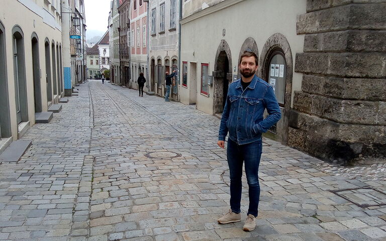 Georg Dirnberger steht auf einer Straße