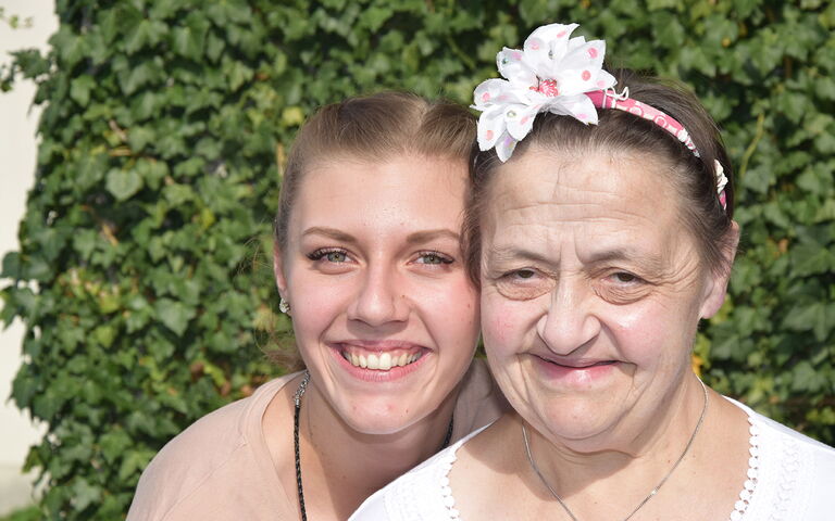 Sabine Wieser mit einer Bewohnerin