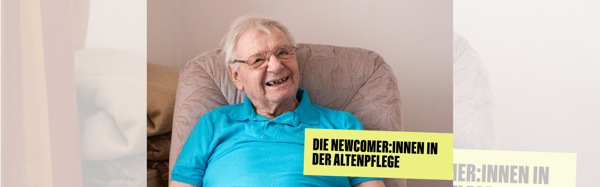 Ein alter Herr sitzt im Lehnstuhl und lacht