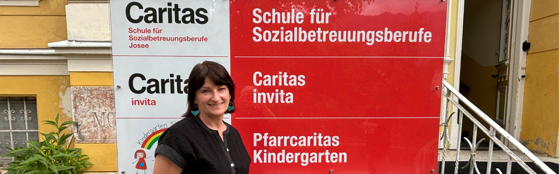 Frau vor Schule