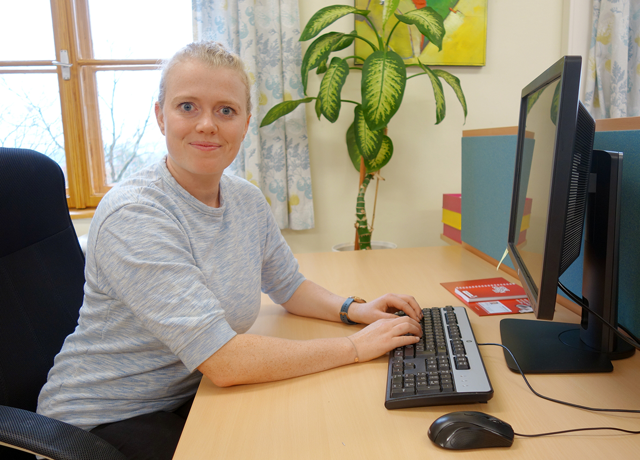 Hier sitzt Camilla am Schreibtisch